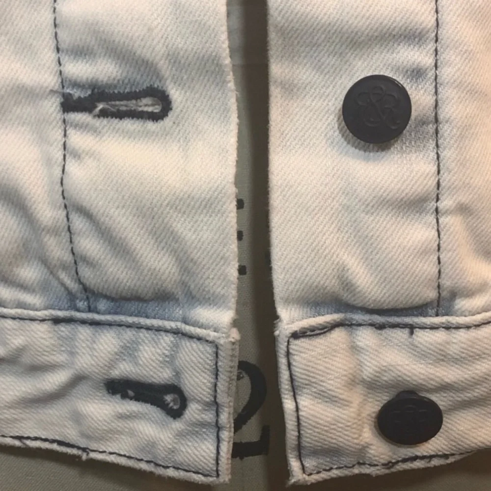 ROCK & REPUBLIC JEAN DENIM VEST WITH metal STUDS - Picture 6 of 10